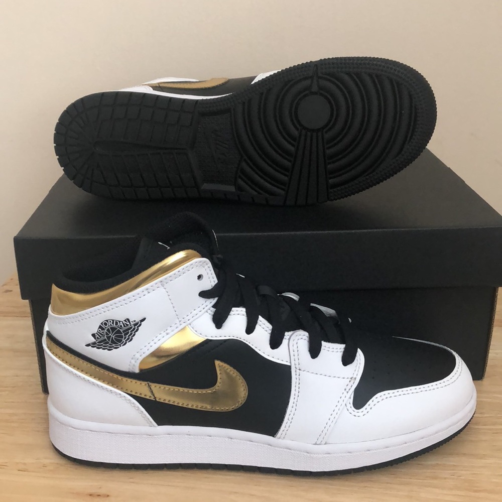 🖤💛NIKE AIR JORDAN 1 MID GS SNEAKERS💛🖤 - Picture 9 of 13